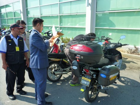 cuba baca no enjin motor ni...
mcm tak caya ja motor ni nak jalan jauh.