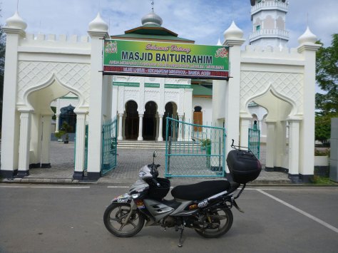this mosque was by the beach in banda aceh...
its survived