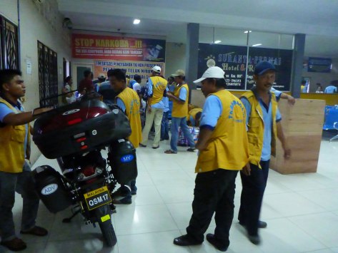 mintak bapak dorong ja motor ini untuk scan x ray..
hahaha