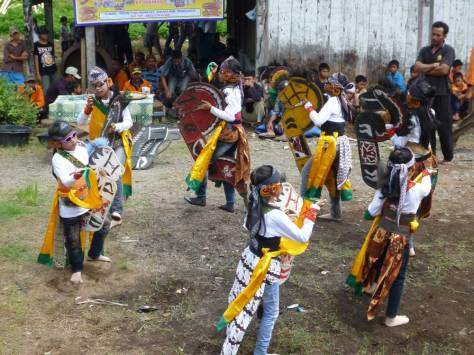 Local kids performing Kuda Kepang.
I used to see this when i was a kid in my Kg