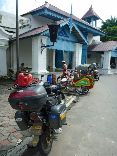 that black thing is the old style trafic light lah...
and its original..